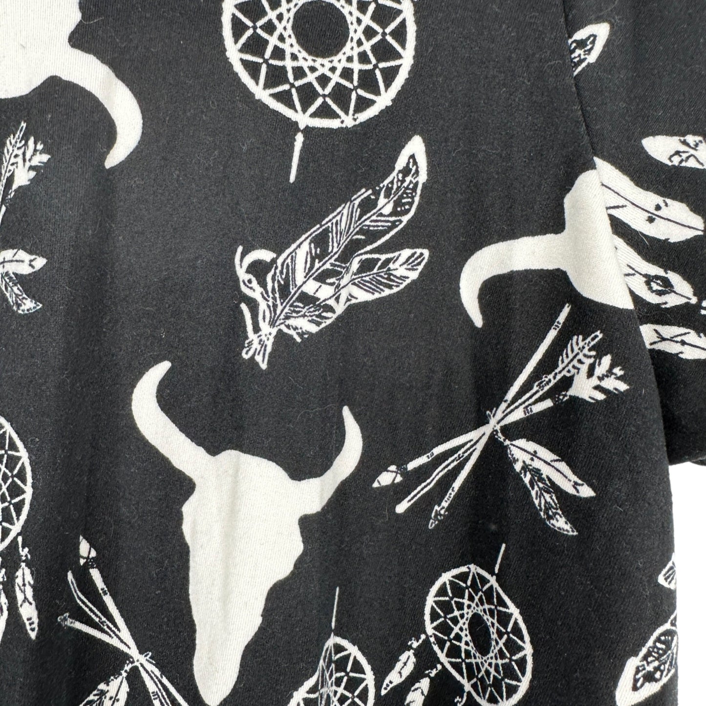 Free Kisses Top Womens S Black White Western Motif Keyhole Neck SS EUC