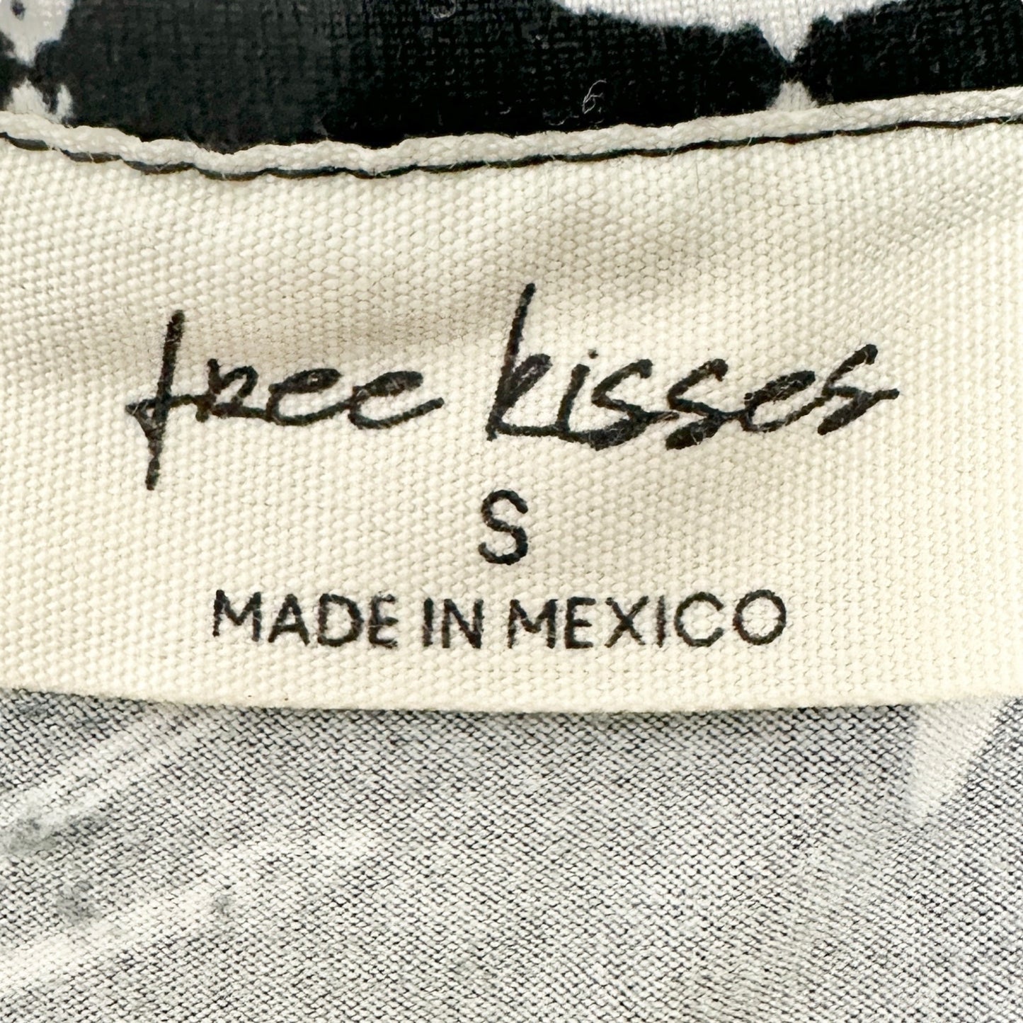 Free Kisses Top Womens S Black White Western Motif Keyhole Neck SS EUC