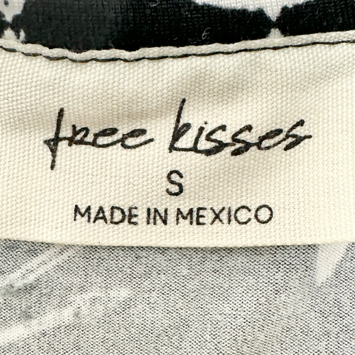 Free Kisses Top Womens S Black White Western Motif Keyhole Neck SS EUC