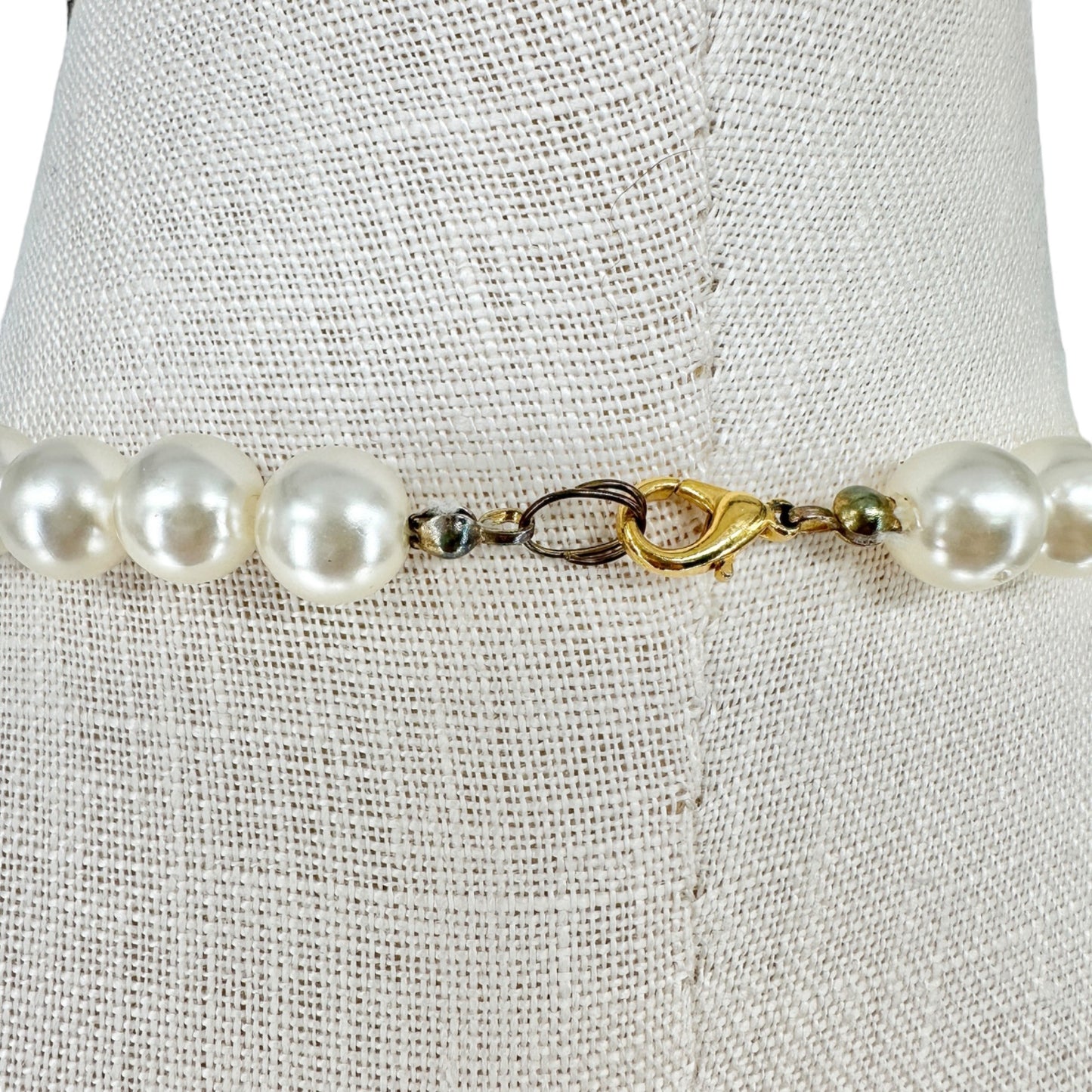 Classic Faux Pearl Necklace With Gold-Tone Clasp Graduated Size Beads