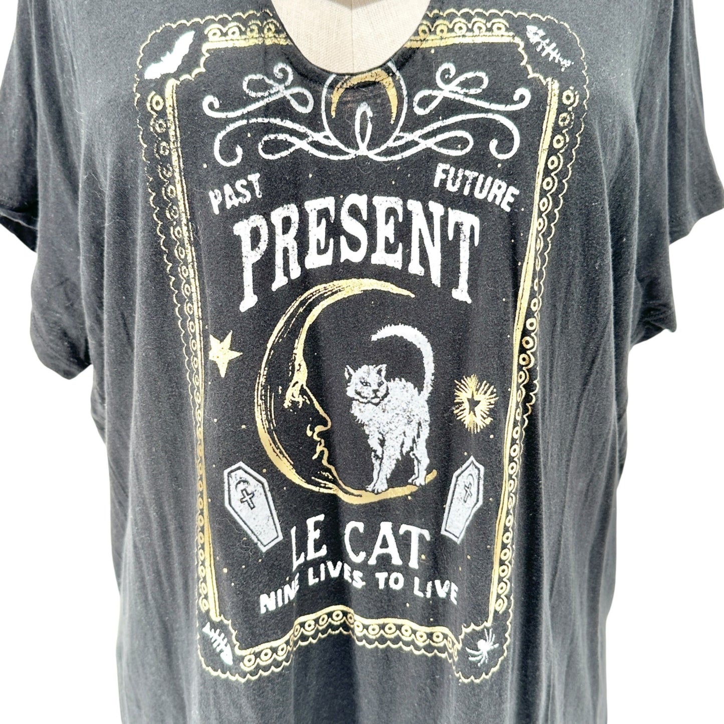 Torrid Size 3 Graphic Tee Womens 3X Le Cat Nine Lives Goth Strappy Keyhole Neck