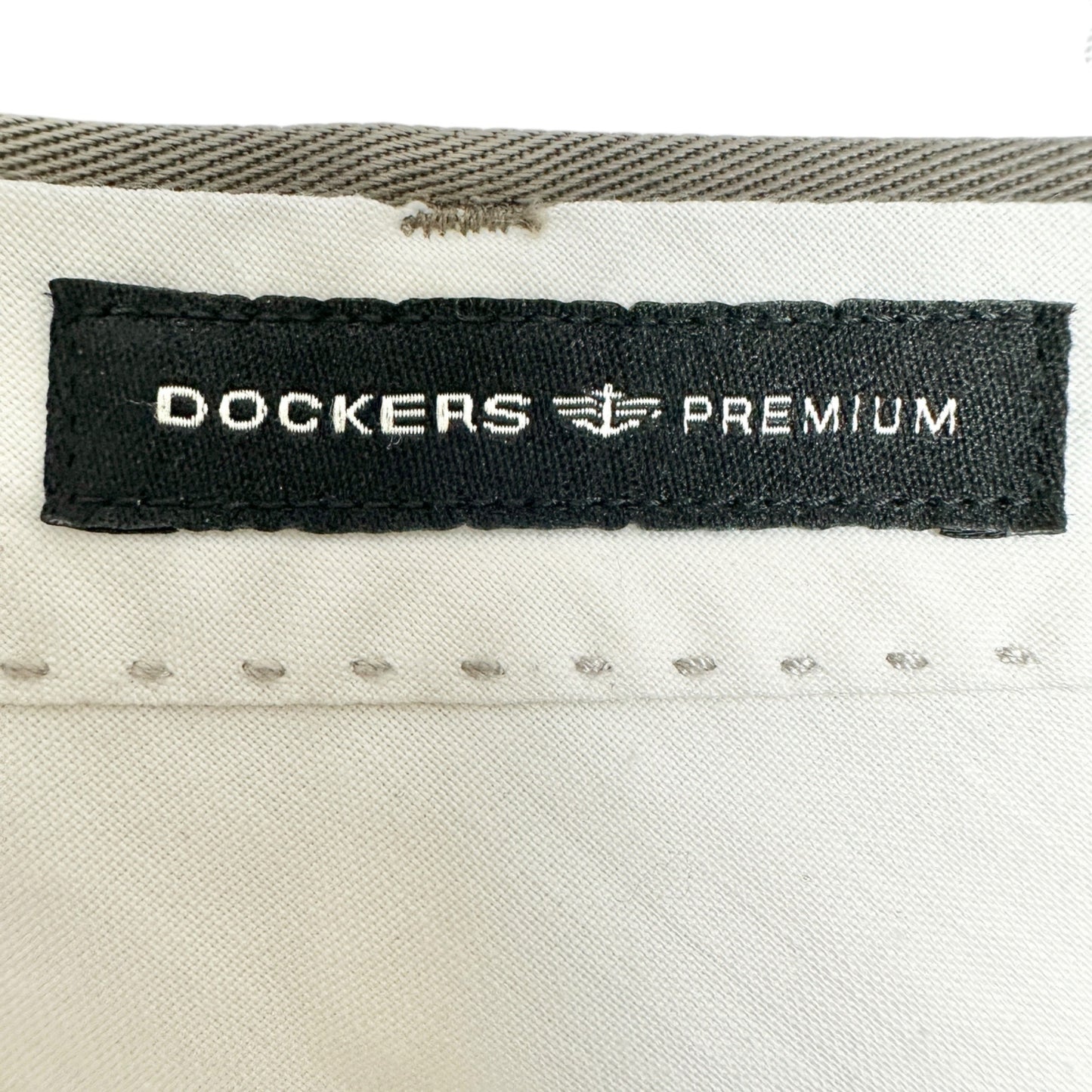 Dockers Premium Mens Relaxed Fit Khaki Pants W38 L34 Flat Front Cotton No Iron