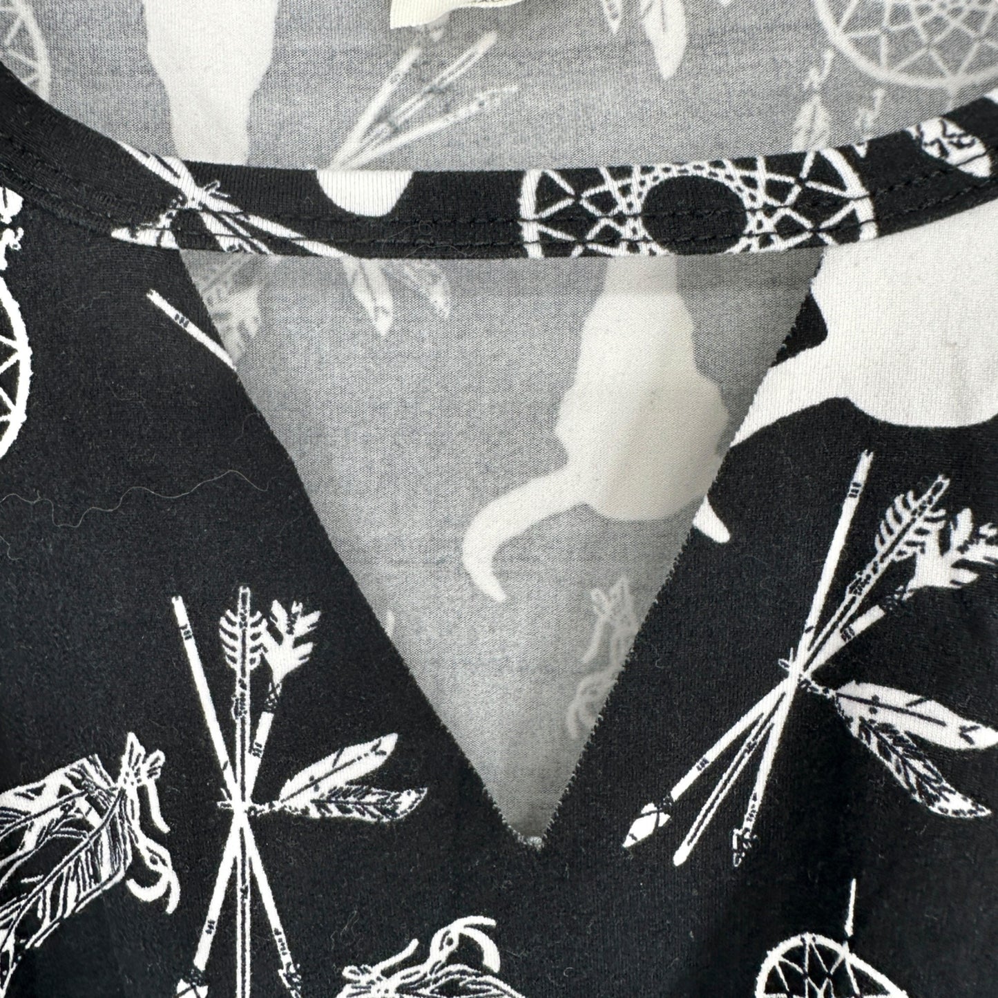 Free Kisses Top Womens S Black White Western Motif Keyhole Neck SS EUC