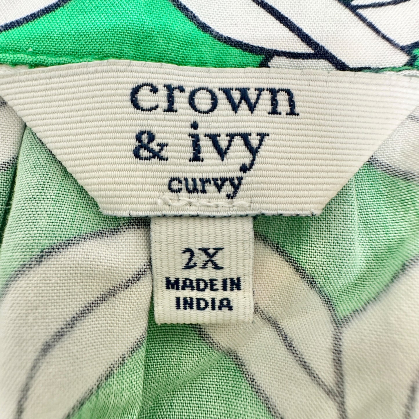 Sleeveless Tunic Top Womens 2X Green White Print Crochet Inset Crown & Ivy Curvy
