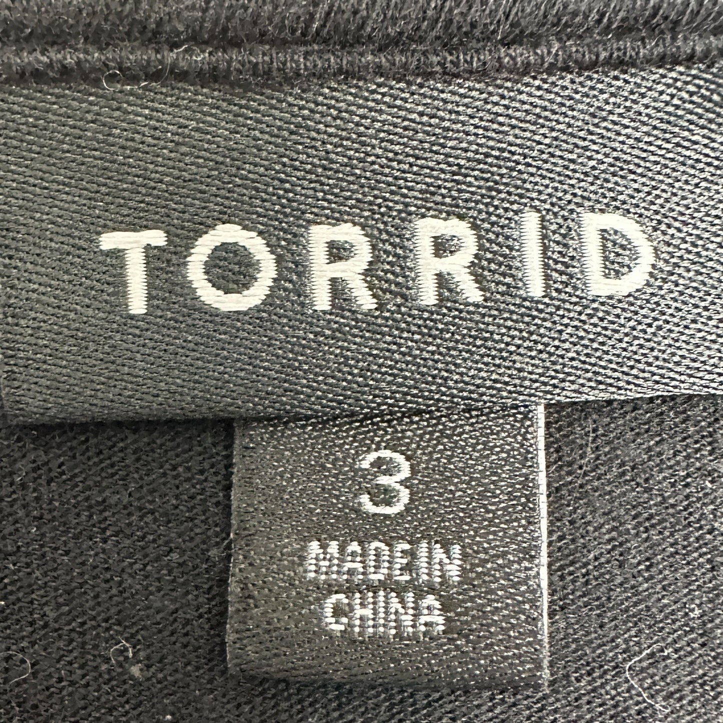 Torrid Size 3 Graphic Tee Womens 3X Le Cat Nine Lives Goth Strappy Keyhole Neck