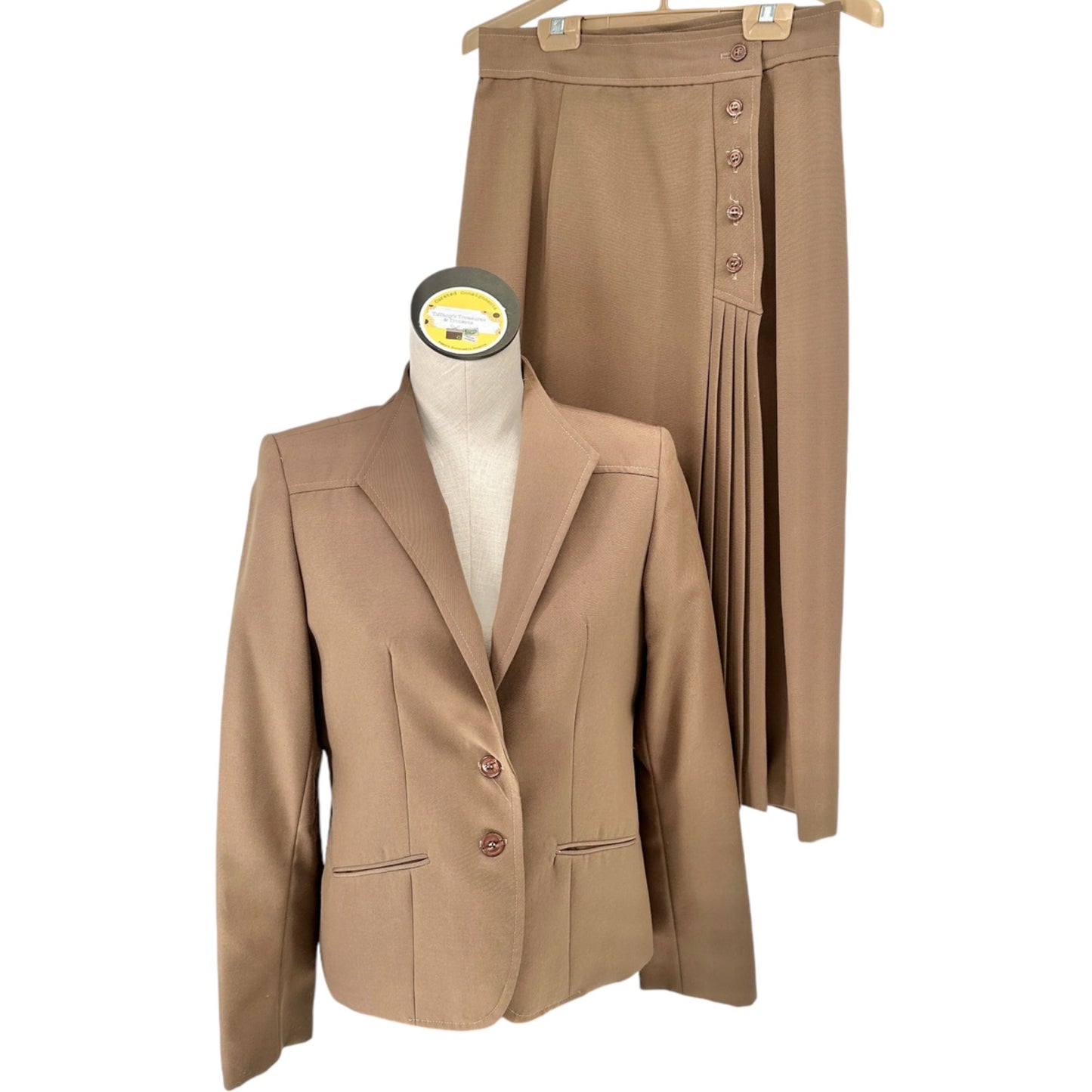 Vtg Villagio Sport 2-Piece Suit Womens 10 Pleated Skirt and Blazer Camel Brown