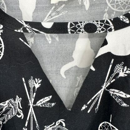 Free Kisses Top Womens S Black White Western Motif Keyhole Neck SS EUC