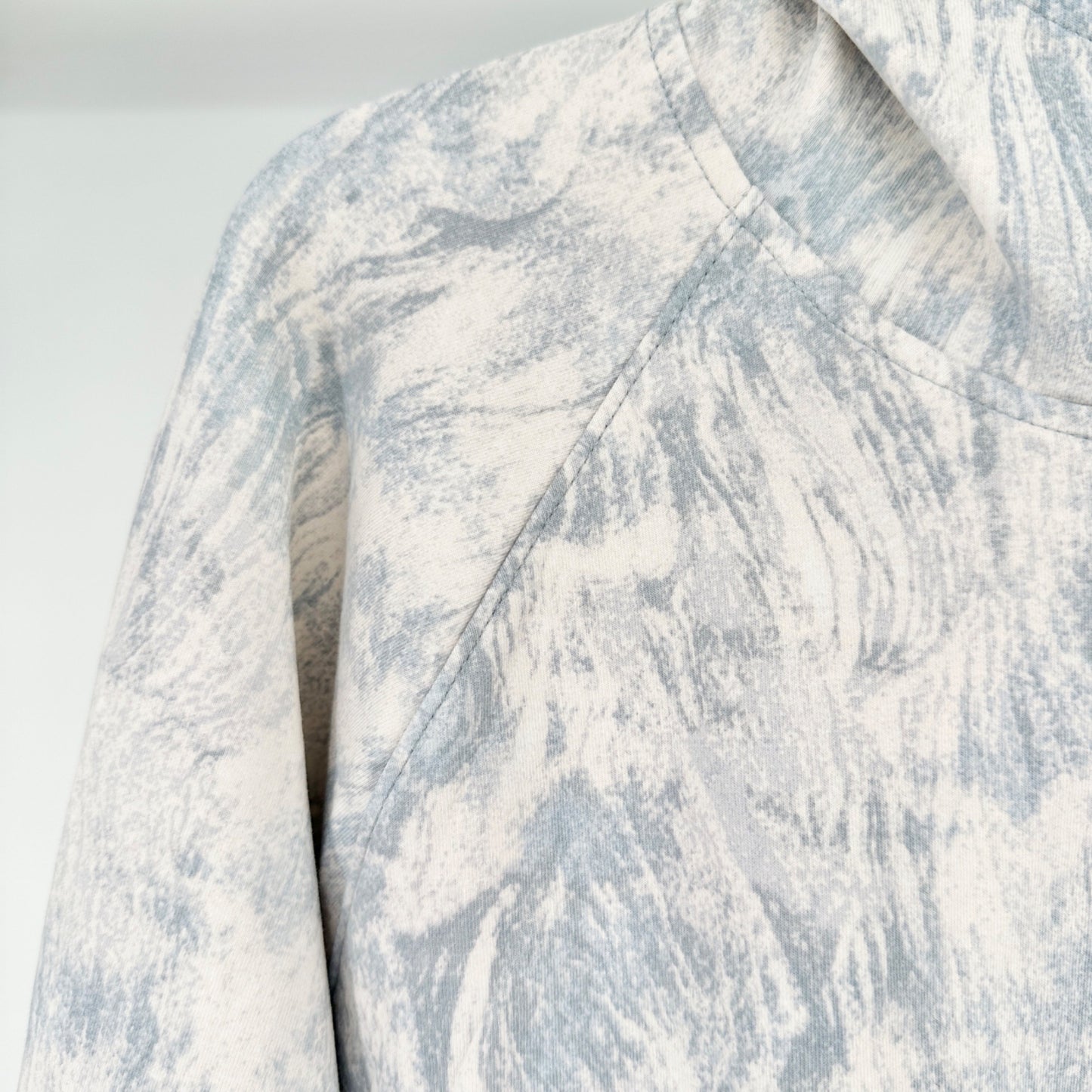 Old Navy Active Dynamic Fleece Pullover Hoodie Size L Blue White Abstract Print