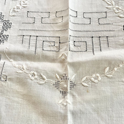 Vintage Brode Main Tablecloth and 4 Napkins Pink Embroidered Flowers