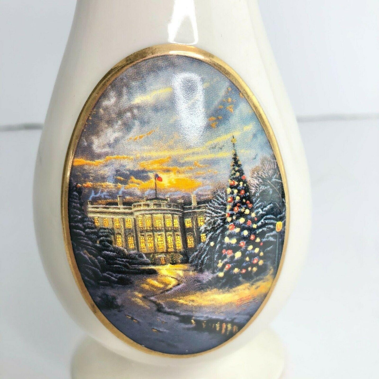 Thomas Kinkade 2005 Lights of Liberty Porcelain Vase White House Christmas tree